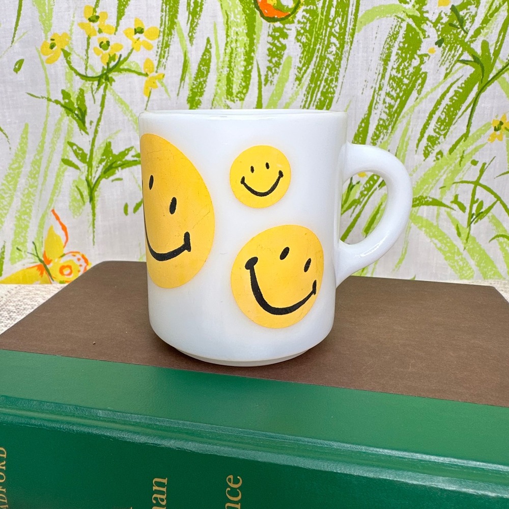 Vintage Milk Glass Smiley Face Coffee Mug Retro Happy Face 70s D-Handle MCM